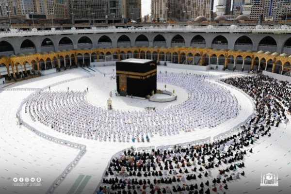 Haram Presidency redistribute social distancing stickers in Grand Mosque