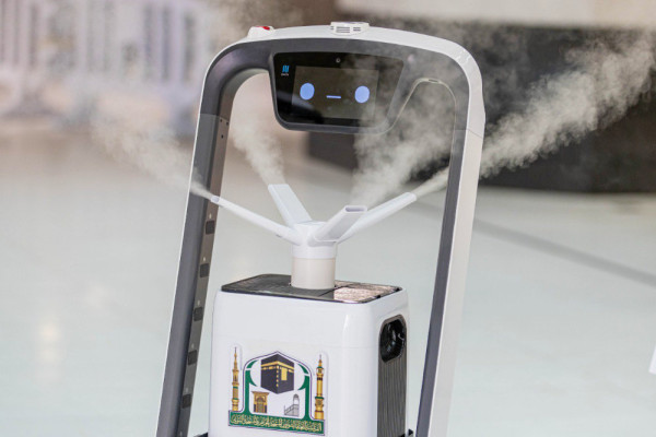 Robots help Makkah Grand Mosque’s round-the-clock cleanup