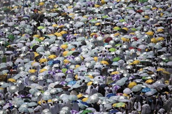 Haj pilgrims converge on Mount Arafat to ask for forgiveness