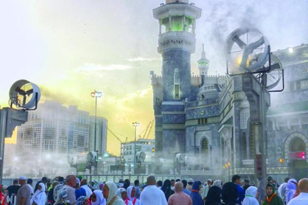 500 mist fans cool courtyards of Makkah mosque in Ramadan