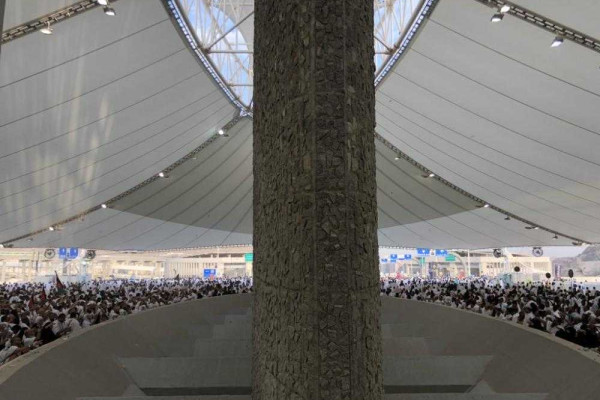 Pilgrims celebrate Eid, throw pebbles at the Satan