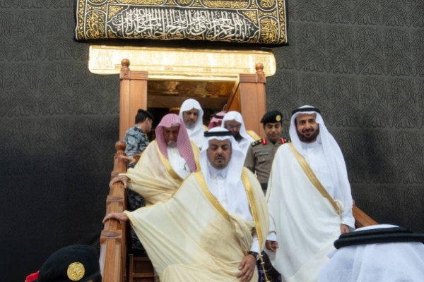 Makkah deputy emir leads washing of Holy Kaaba