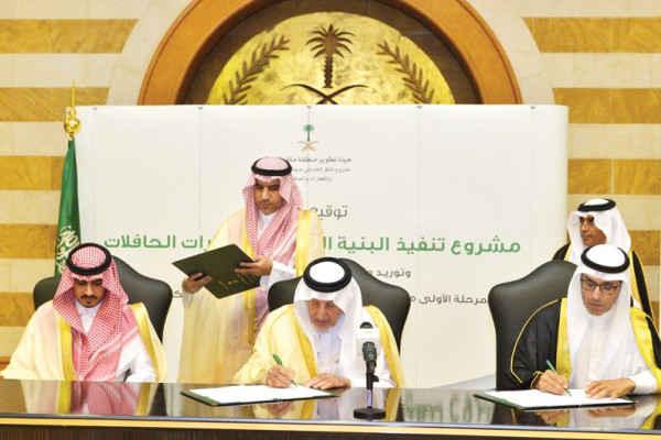 Makkah gov signs contract to build new bus routes in holy city