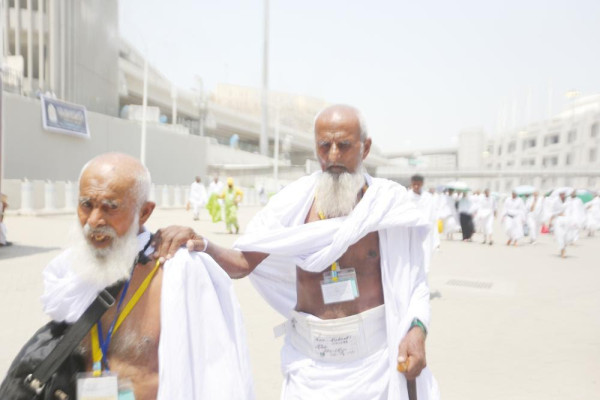 80-year-old Pakistani pilgrims living example of true friends
