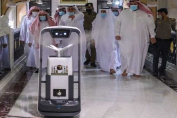 Saudi Arabia uses robots to clean Masjid al-Haraam, distribute Zamzam