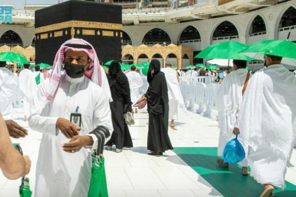 5,000 umbrellas distributed in Grand Mosque