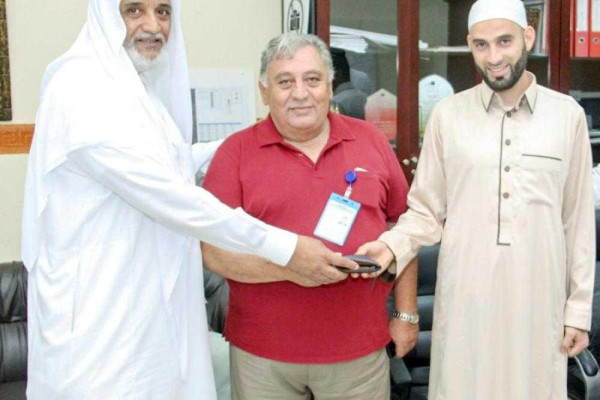Azerbaijani pilgrim returns a lost purse to its French owner