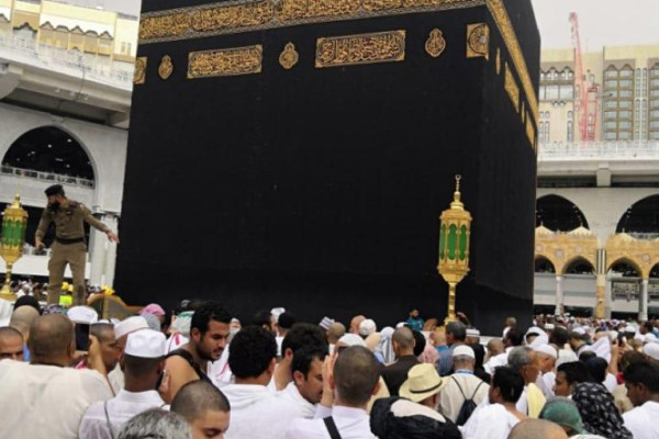 Light rain blesses Makkah