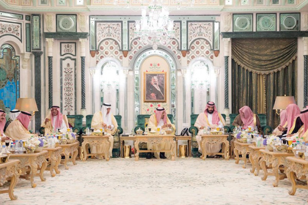 King Salman receives Islamic scholars, imams in Makkah