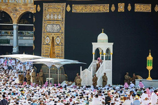 King Salman’s guests offer Friday prayers in Makkah