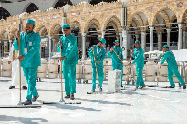 Small army of workers keep Makkah’s Grand Mosque courtyard clean during Ramadan