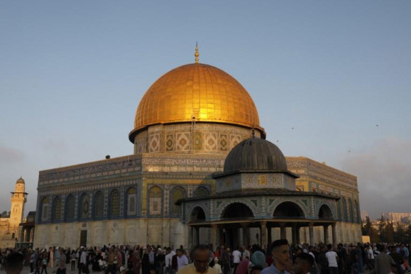 Palestinians, Israeli police scuffle at Jerusalem holy site