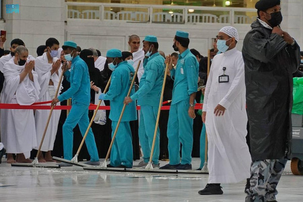 Saudi authorities intensify efforts to drain Grand Mosque in Makkah after heavy rain