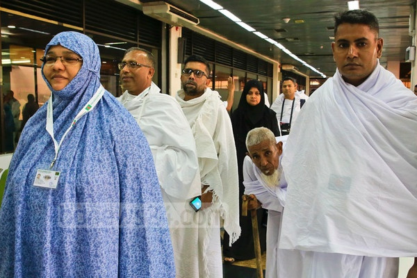 Biman Bangladesh cancels two hajj flights for shortage of pilgrims - bdnews24.com