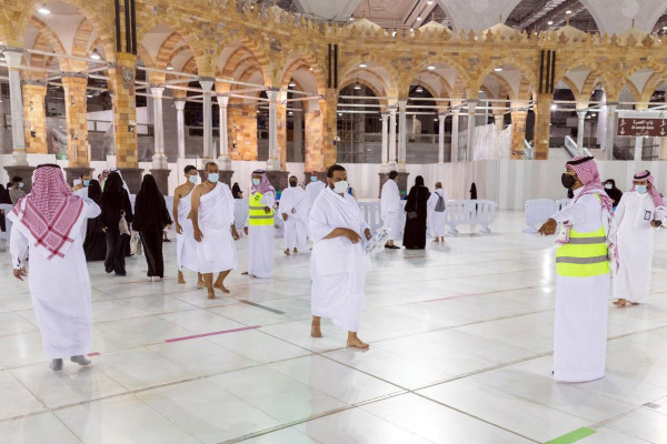 Hundreds of volunteers serve worshippers at Makkah’s Grand Mosque as Ramadan nears end