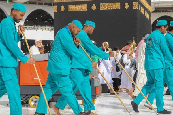 Muslims gather at Grand Mosque in Makkah for 27th night of Ramadan