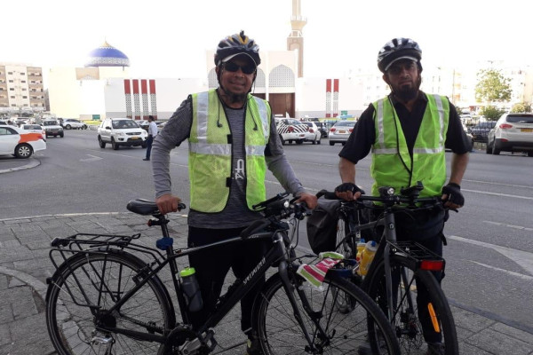 Two men cycle from India to UAE on their way to Makkah