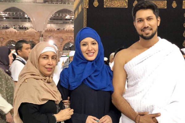 Mehwish Hayat performs Umrah with her family