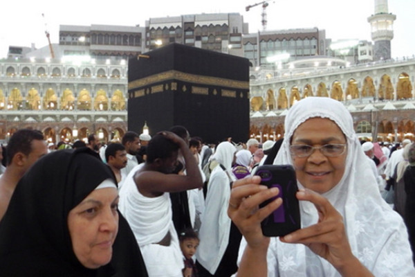 1000 women without Mehram apply for Haj; Overwhelming, says Naqvi