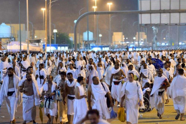 Nearly 2.4 million pilgrims ascend Arafat for peak of Haj