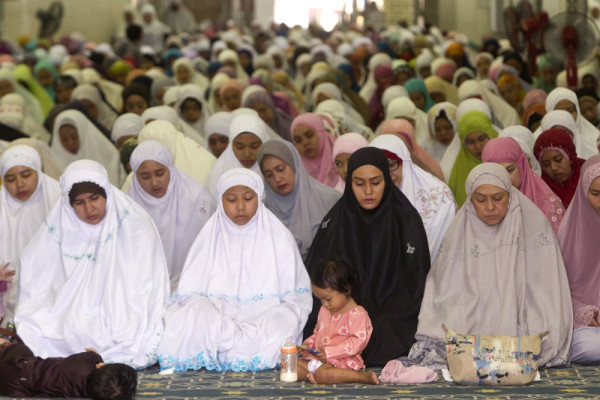 Clean sweep: Malaysian pilgrims show faith with fight against litter