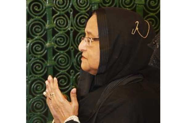 PM offers ziarat at Prophet (PBUH) at Masjid Al-Nabawi