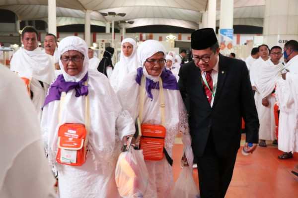Indonesian Hajj pilgrims arrive in Jeddah