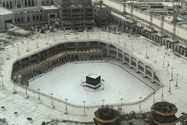 What keeps the mataf floors cool despite the searing heat of Makkah?