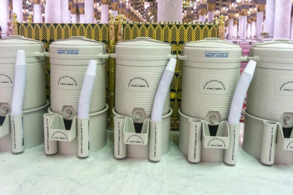 Who are the Saudi families distributing Zamzam water for over 14 centuries?