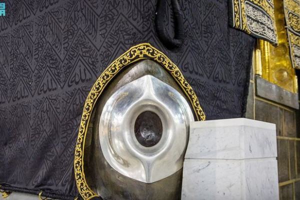 Makkah authorities carry out maintenance of Holy Kaaba’s door, Black Stone
