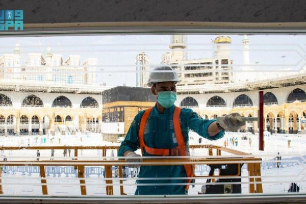 Sterilization efforts intensify at Makkah’s Grand Mosque as Umrah pilgrims arrive