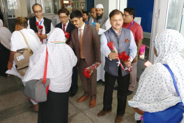 Indian pilgrims greeted at Haj terminal
