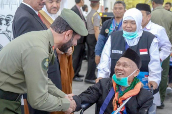 First group of Iranian pilgrims arrives in Madinah