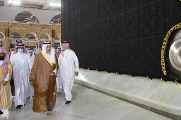 Makkah governor helps to wash Kaaba