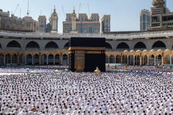 Pilgrims can perform any number of Umrah