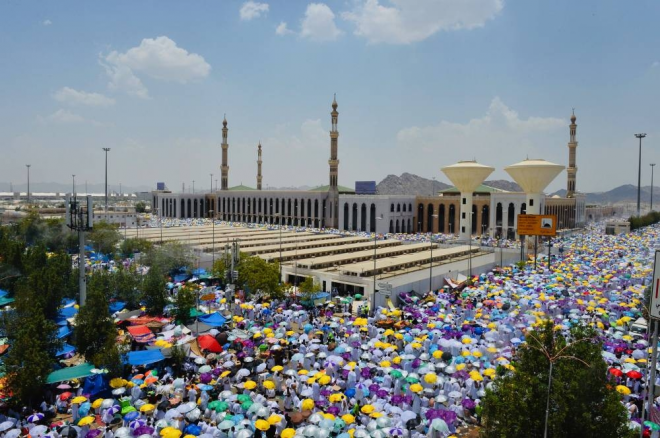 Pilgrims flock to Namirah Mosque for prayers and Arafah sermon